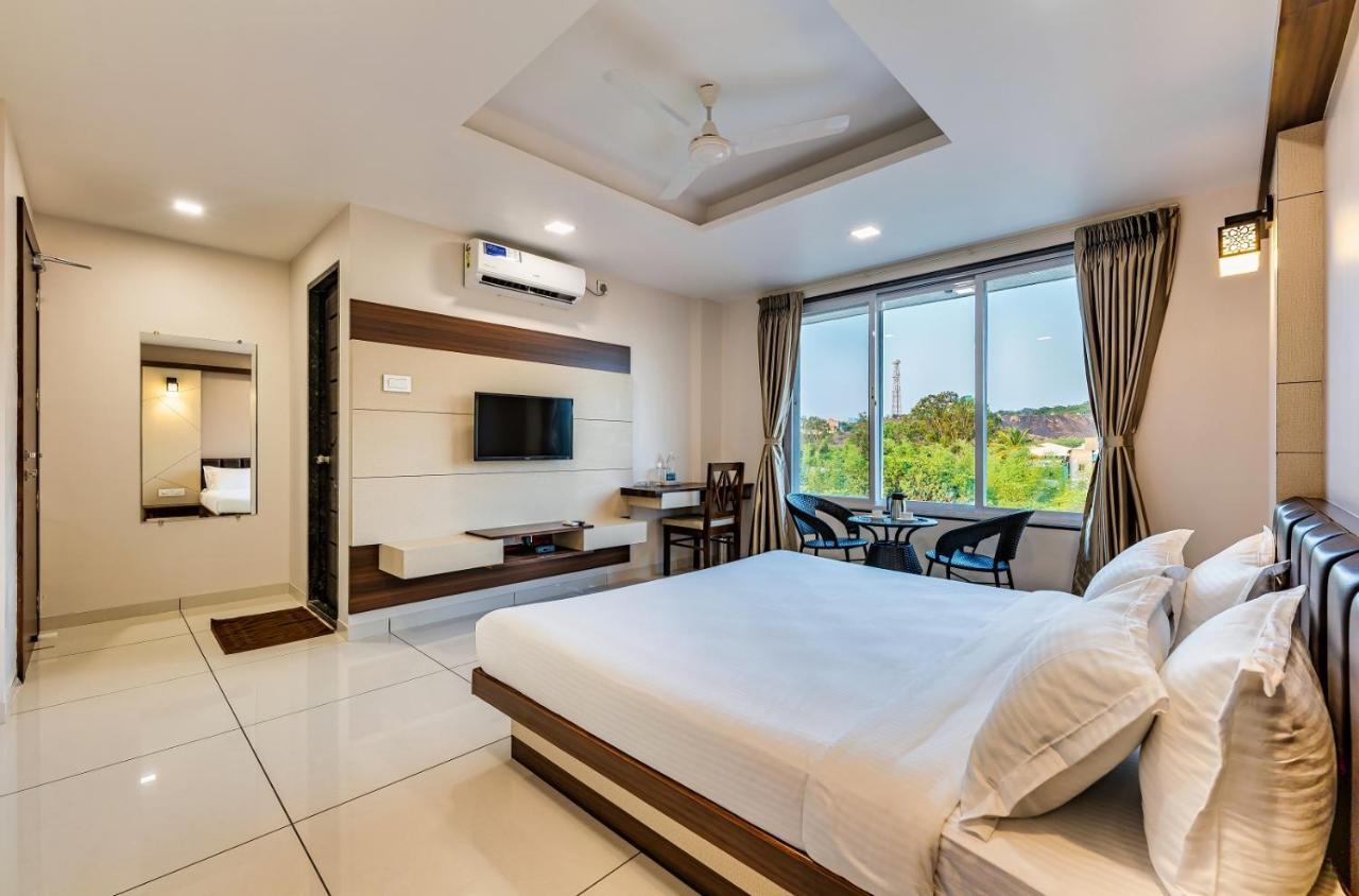 Hotel Grand Indu, 3 Star Kolhapur Eksteriør bilde